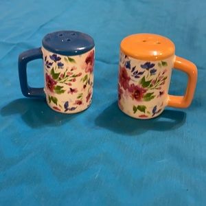 🌻Ceramic salt and pepper shakers